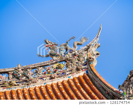 Taiwan Longshan Temple, front pavilion roof decoration Taiwan Longshan Temple, front pavilion roof decoration 128174754