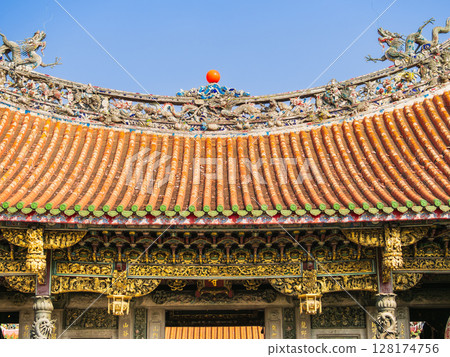 台灣龍山寺前閣屋頂裝飾 台灣龍山寺前閣屋頂裝飾 128174756