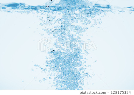 藍色背景上的水中升起許多氣泡。 128175334