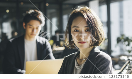 在辦公室、商業場景中工作的男性和女性 128175346