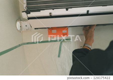 Air conditioning installation work Air conditioning installation work 128175422