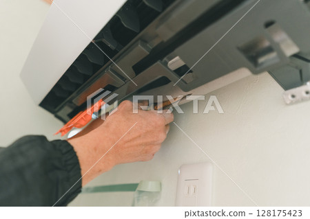 Air conditioning installation work Air conditioning installation work 128175423