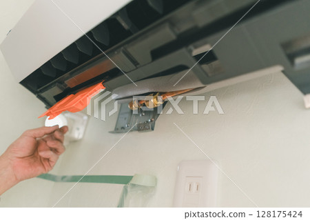 Air conditioning installation work Air conditioning installation work 128175424