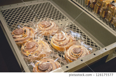 Cinnamon roll sales, bread boxes, mobile sales 128175577