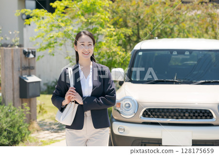 站在汽車前的女商人 128175659