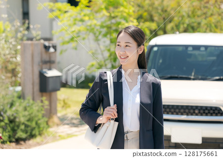 站在汽車前的女商人 128175661