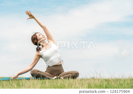 Yoga instructor woman doing yoga, yoga class, pilates in the park 128175904