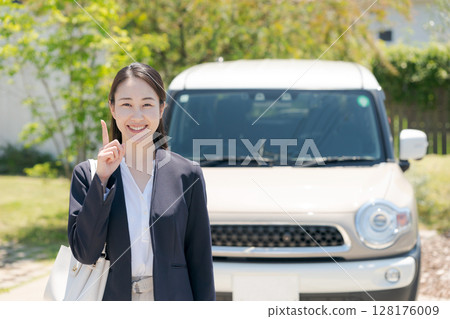 站在汽車前的女商人 128176009