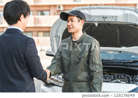 一名男性道路援助工作人員被派往道路服務，並受到司機的感謝。 128176049