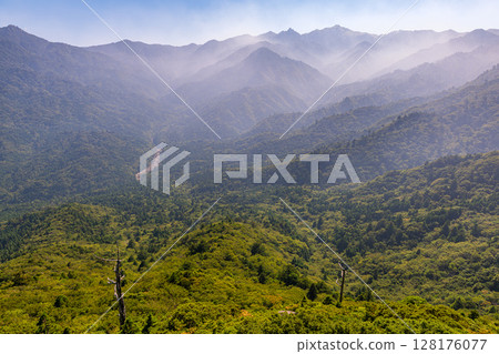 Yakushima Offshore Alps and Mist (August) A spectacular view from Taiko Rock 128176077