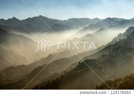屋久島，海上阿爾卑斯山，從太鼓岩眺望（夏季） 128176082