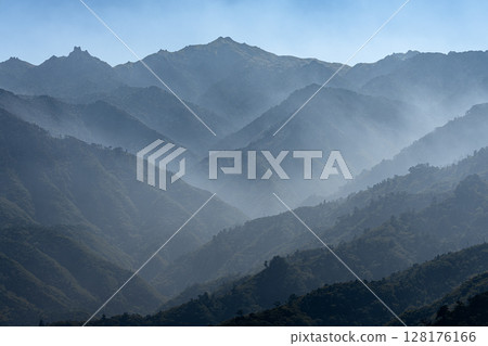 日本百座名山、神明居住的宮之王岳和世界遺產屋久島（夏季） 128176166