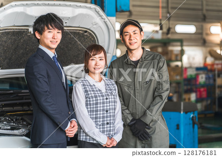 Male and female employees in the pit of a repair shop (auto repair shop, private vehicle inspection center, staff) 128176181