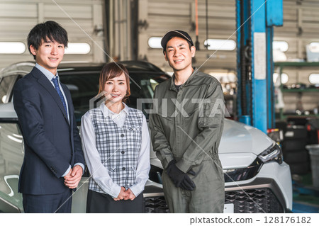 Male and female employees in the pit of a repair shop (auto repair shop, private vehicle inspection center, staff) 128176182