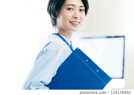 Business woman with laptop 128176402