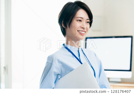 筆記本電腦業務的女人 128176407