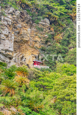 (Kushima City, Miyazaki Prefecture) The main hall of Misaki Shrine on the cliffs of Toi Cape 128176414