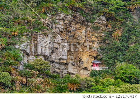 (Kushima City, Miyazaki Prefecture) The main hall of Misaki Shrine on the cliffs of Toi Cape 128176417