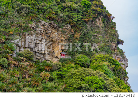 (Kushima City, Miyazaki Prefecture) The main hall of Misaki Shrine on the cliffs of Toi Cape 128176418