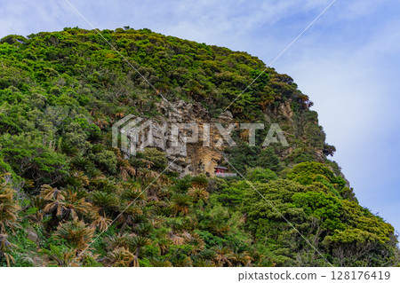 (Kushima City, Miyazaki Prefecture) The main hall of Misaki Shrine on the cliffs of Toi Cape 128176419
