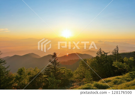 The sun at dawn from the Utsukushigahara Plateau in Nagano Prefecture The sun at dawn from the Utsukushigahara Plateau in Nagano Prefecture 128176500