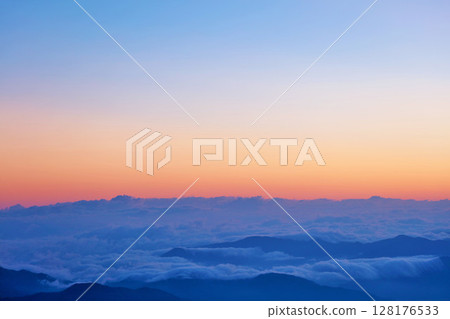 Nagano Prefecture, Utsukushigahara Plateau, Pre-dawn sunrise and sea of clouds 128176533
