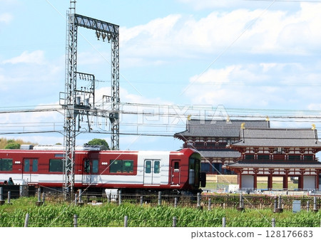 穿越世界遺產平城宮的近鐵奈良線列車 穿越世界遺產平城宮的近鐵奈良線列車 128176683