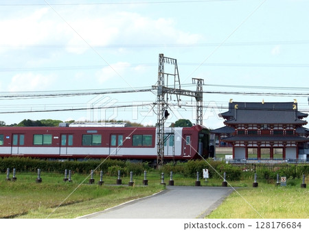 穿越世界遺產平城宮的近鐵奈良線列車 穿越世界遺產平城宮的近鐵奈良線列車 128176684