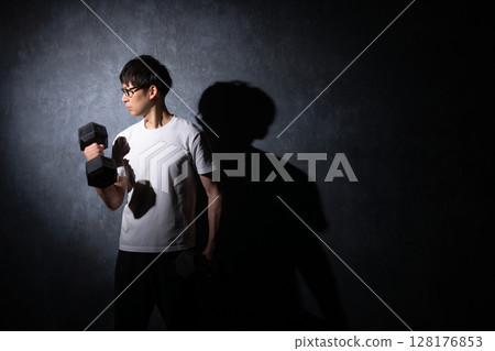 訓練肌肉的男人 128176853