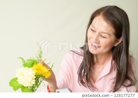 享受花的資深婦女 享受花的資深婦女 128177277