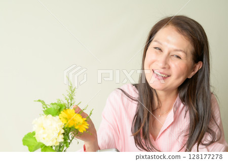 享受花的資深婦女 享受花的資深婦女 128177278