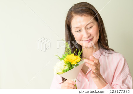 享受花的資深婦女 享受花的資深婦女 128177285