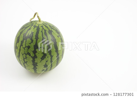 The beauty of whole watermelon that brightens up summer 128177301