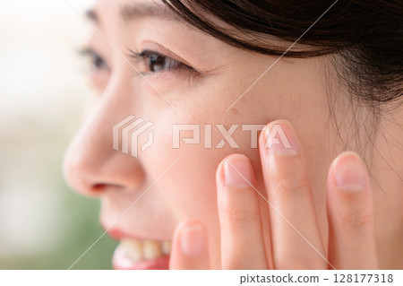 關心雀斑的女性 128177318