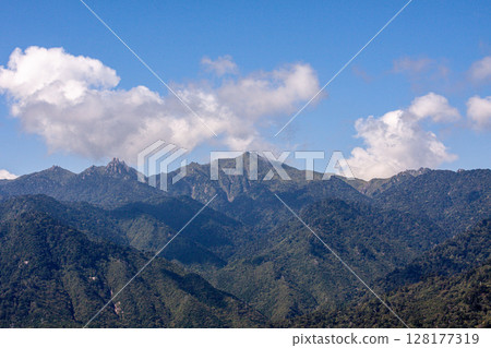 Clear autumn sky, Mount Miyanoura, one of Japan's 100 famous mountains, Yakushima, a World Heritage Site (Autumn) Clear autumn sky, Mount Miyanoura, one of Japan's 100 famous mountains, Yakushima, a World Heritage Site (Autumn) 128177319