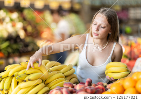 Blonde woman near the banana counter in the store 128177821