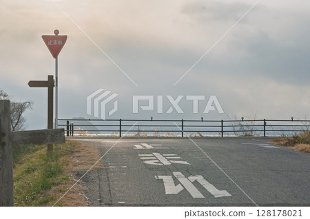 防止交通事故的道路標誌和道路標記 128178021