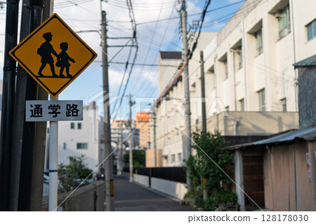 防止交通事故的道路標誌和道路標記 防止交通事故的道路標誌和道路標記 128178030