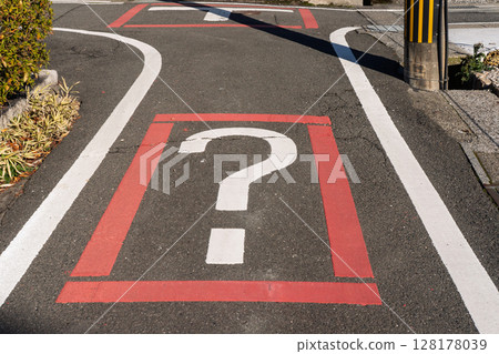 防止交通事故的道路標誌和道路標記 128178039