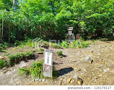 Climbing Mt. Myoko in summer (Tsubame trail: Tengudo) 128178127