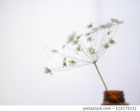 玻璃瓶中的小花 128178332