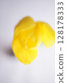 白色背景上的黃色鬱金香 128178333