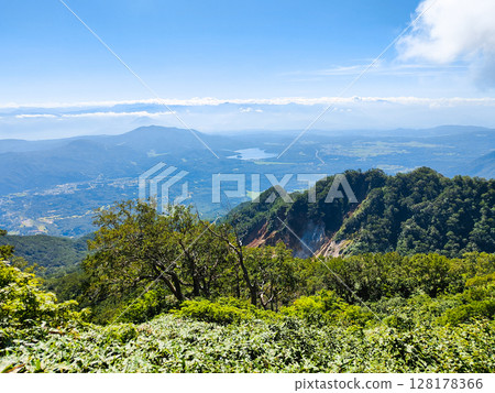 夏季攀登妙高山(天狗洞至連鎖路段:眺望野尻湖) 夏季攀登妙高山(天狗洞至連鎖路段:眺望野尻湖) 128178366