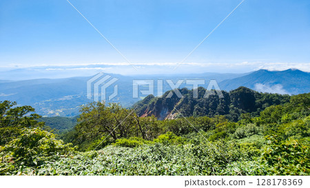 夏季攀登妙高山（天狗洞至連鎖路段：眺望野尻湖） 128178369