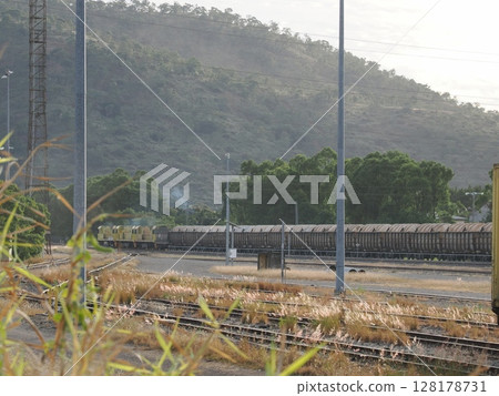 火車在山上開動——斯圖爾特下午,黃色火車頭和油罐車 火車在山上開動——斯圖爾特下午,黃色火車頭和油罐車 128178731