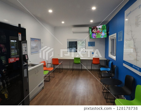 安靜的火車候車時間－湯斯維爾車站候車室 128178738