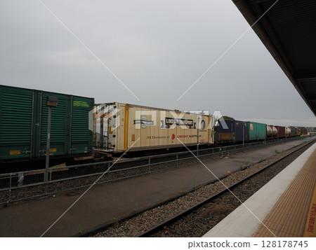 Yellow rushing through a quiet station - Townsville Station, Lindsay freight train Yellow rushing through a quiet station - Townsville Station, Lindsay freight train 128178745