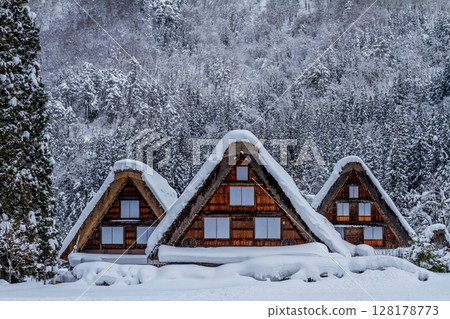Snow-covered winter World Heritage Site Shirakawa Village (Shirakawa-go) Gifu Prefecture: January Snow-covered winter World Heritage Site Shirakawa Village (Shirakawa-go) Gifu Prefecture: January 128178773