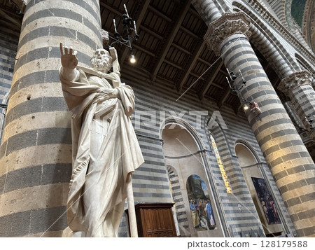 Sculpture in the Cathedral of Orvieto Sculpture in the Cathedral of Orvieto 128179588