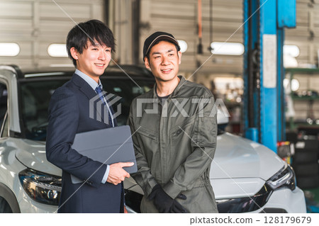 A male employee in the pit of a repair shop (auto repair shop, private vehicle inspection center, staff) 128179679